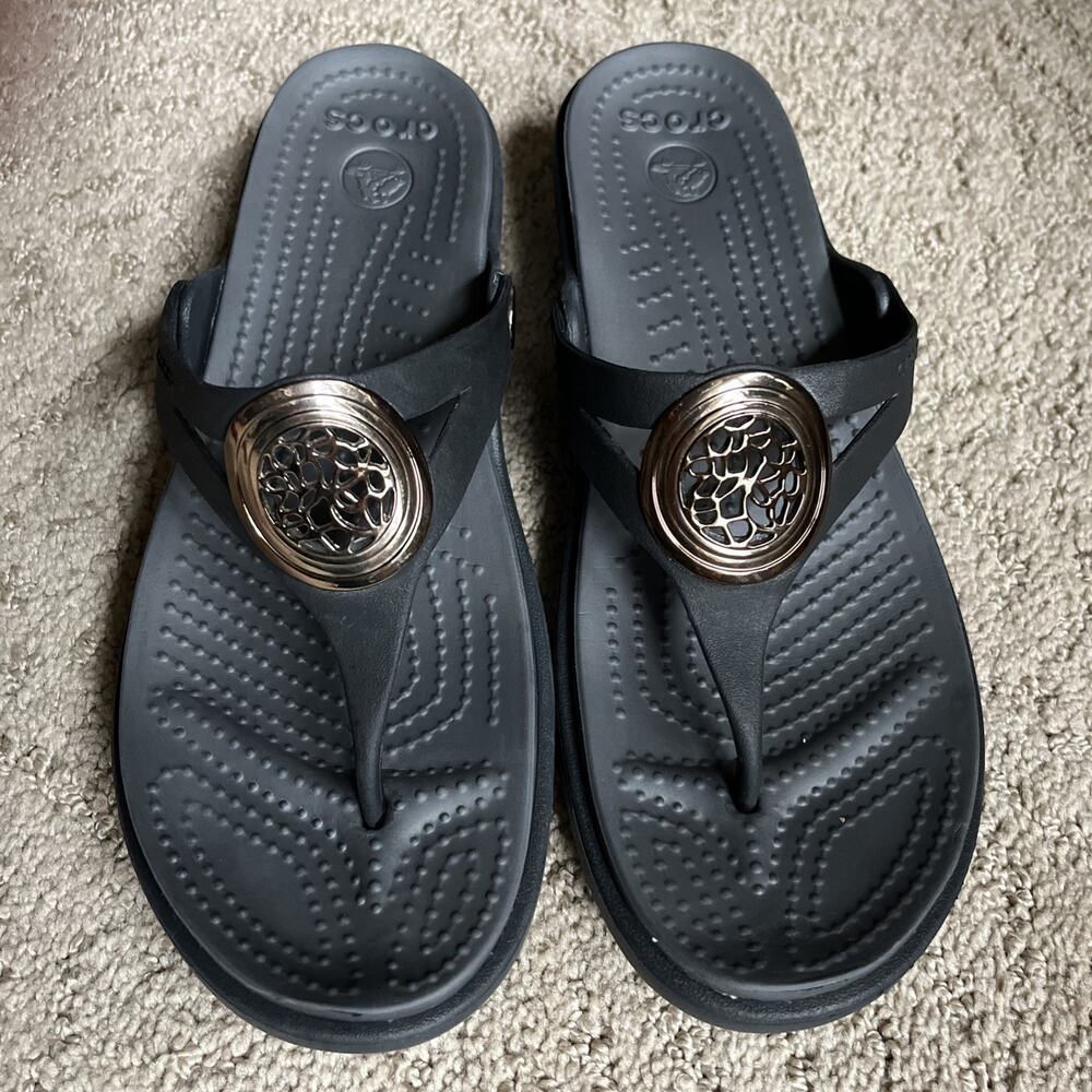 Crocs Women's Sanrah Black Bronze Gold Metallic Wedge Thong Flip Sandals Sz 9